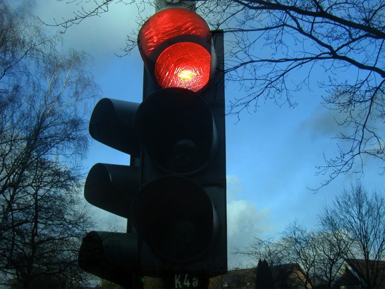 Lichtzeichenanlage Bei Rot überfahren Wie Hoch Ist Das Bußgeld Wieviel ...